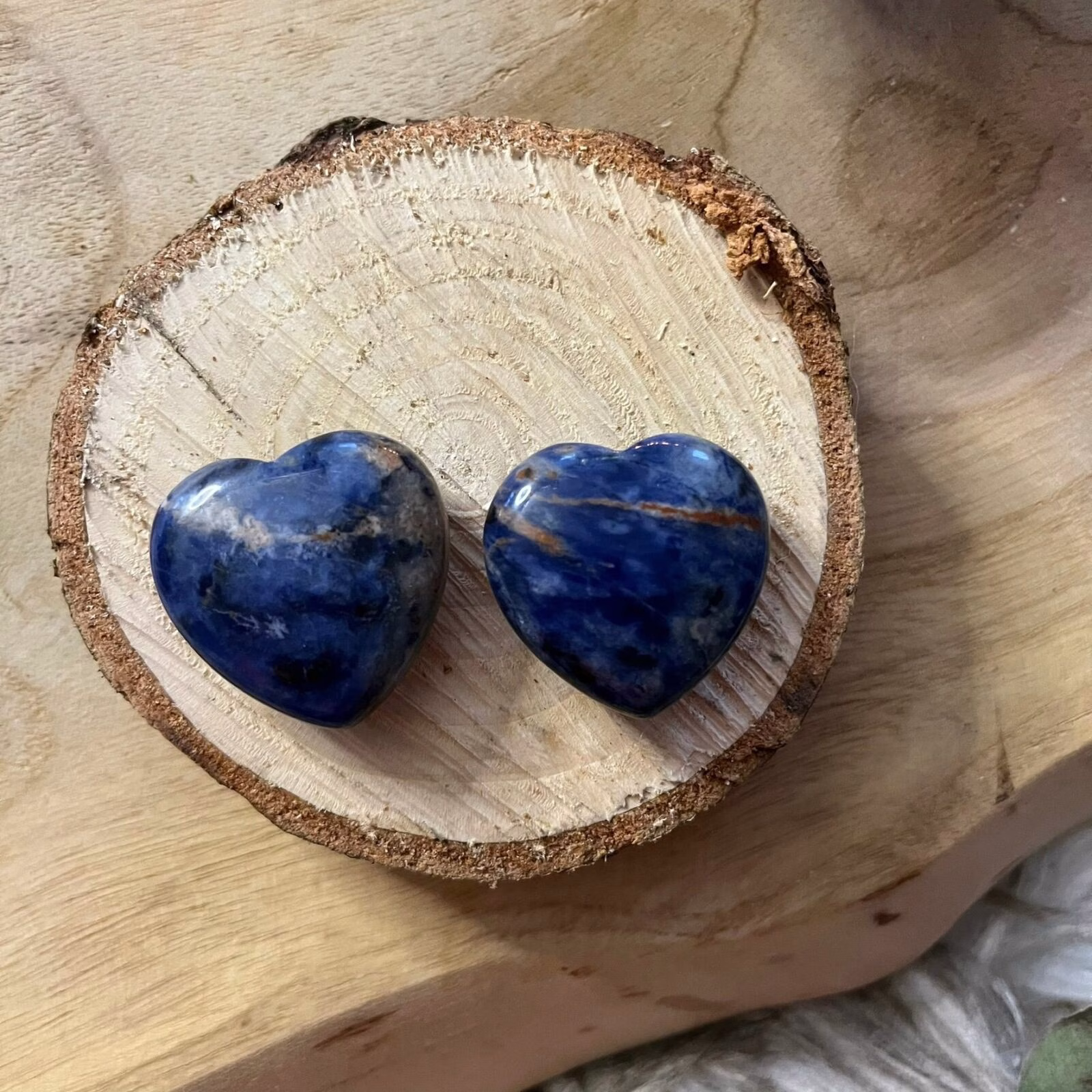 Sodaliet hart van 3 cm, met diepe blauwe tinten en witte aderen, ideaal voor geestelijke helderheid, Helende Sodaliet hartsteen van 3 cm, perfect voor innerlijke rust en open communicatie, Sodaliet hart van 3 cm, bevorderend voor communicatie en mentale helderheid