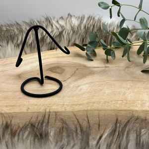 Zwarte sierlijke standaard om een agaatschijf in te presenteren, STandaard voor Agaatschijf, Standaard met agaatschijf in rustige setting, Decoratieve standaard voor edelstenen en mineralen