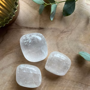 Witte calciet trommelsteen – melkachtige edelsteen met zachte glans, Witte Calciet Trommelsteen werking, Witte Calciet reinigen