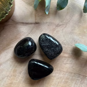 Zilver obsidiaan trommelsteen – glanzende zwarte edelsteen met zilveren reflecties, Zilver obsidiaan werking – steen voor inzicht en bewustwording, Zilver Obsidiaan Trommelsteen