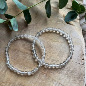 Bergkristal armband kopen – stijlvolle edelsteen sieraden, Bergkristal werking – helende eigenschappen van deze edelsteenarmband, Edelstenen armband van bergkristal in een rustige setting, Bergkristal kogelarmband