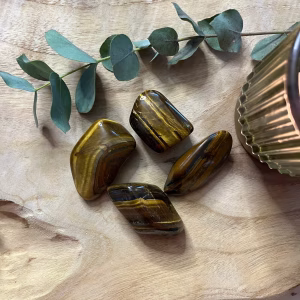 Tijgeroog trommelsteen – goudbruine edelsteen met zijdeachtige glans, Tijgeroog edelsteen – steen voor bescherming en focus, Tijgeroog werking – betekenis en gebruik van deze krachtige steen, Tijgeroog Trommelsteen
