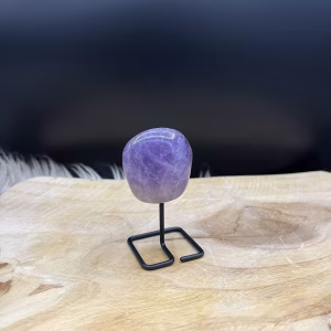 Amethist op standaard, Mini amethist op zwarte voet, Gouden driehoek