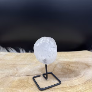 Bergkristal, Bergkristal op standaard, Bergkristal op metalen voet. Gouden driehoek