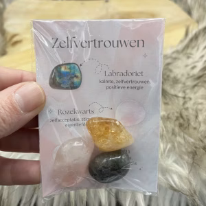 Edelstenen setje zelfvertrouwen met de stenen labradoriet, citrien en rozekwarts en uitleg kaartje