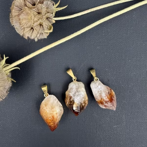 Citrien hanger ruw van gebrande amethist uit Brazilië, edelsteen hanger citrien met goud plated oogje 5 gram, ruwe citrien punt hanger met zilver plated hangertje, gele edelsteen hanger voor energie en wilskracht, handgekozen citrien hanger ruw van Natuursteentje, zonnig citrien sieraad 2 tot 2.5 cm groot, ruwe citrien kristal hanger voor zelfvertrouwen en actie.