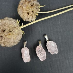 Rozenkwarts hanger ruw roze kristal uit Brazilië, edelsteen hanger rozenkwarts goud plated oogje 5 gram, ruwe rozenkwarts punt hanger zilver plated hangertje, roze edelsteen hanger voor liefde en zachtheid, handgekozen rozenkwarts hanger ruw van Natuursteentje, kalmerend rozenkwarts sieraad 2 tot 2.5 cm groot, ruwe rozenkwarts kristal hanger voor harmonie en zelfliefde.