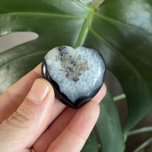 Black Agate Heart, Zwart Agaat Hartje. Zwarte Agaat Hartje met druzzy kristal