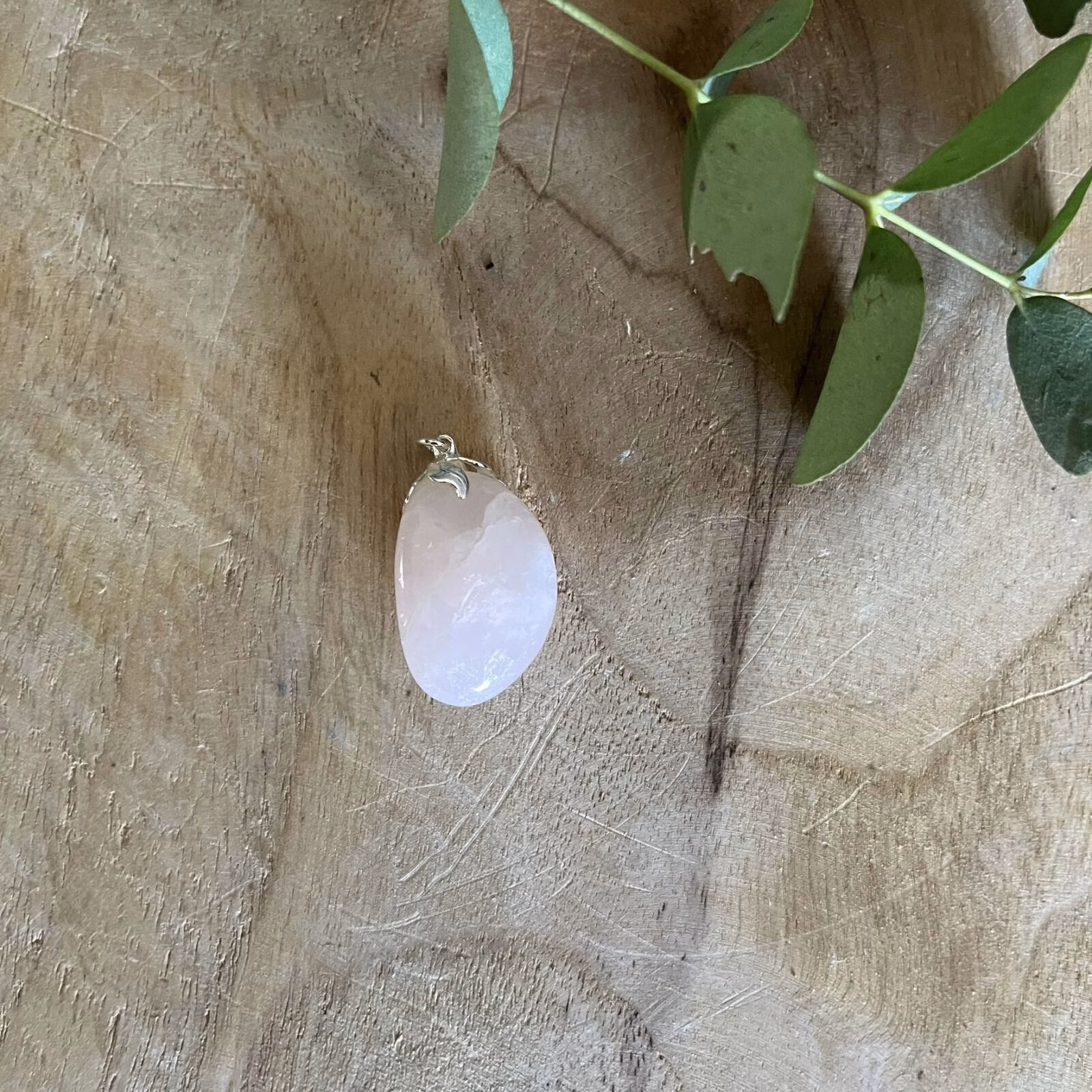Rozenkwarts hanger aan een ketting, Rozenkwarts hanger is mooi roze, rozenkwarts edelsteenhanger