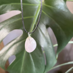 Rozenkwarts hanger aan een ketting, Rozenkwarts hanger is mooi roze, rozenkwarts edelsteenhanger
