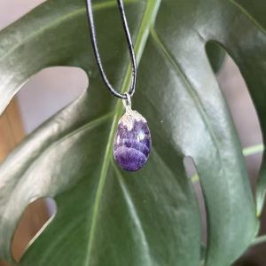 Amethist Hanger voor aan een ketting, Amethist hanger met diep paarse kleur, Amethist edelsteenhanger