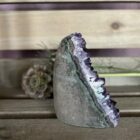 Donkere amethist cut base met diepe paarse kristallen en natuurlijke glans, Kristalstuk van donkere amethist op een stabiele geslepen basis, Dieppaars amethist cluster met ruwe punten en geslepen onderzijde, Cut base amethist met intens donkere kleur en krachtige uitstraling, Decoratief stuk donkere amethist met stevige vlakke onderkant voor stabiele plaatsing