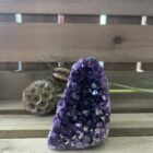 Donkere amethist cut base met diepe paarse kristallen en natuurlijke glans, Kristalstuk van donkere amethist op een stabiele geslepen basis, Dieppaars amethist cluster met ruwe punten en geslepen onderzijde, Cut base amethist met intens donkere kleur en krachtige uitstraling, Decoratief stuk donkere amethist met stevige vlakke onderkant voor stabiele plaatsing