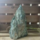 Natuurlijk stuk fuchsiet met heldere groene tinten en glanzende oppervlakken, Ruwe fuchsietsteen die bekend staat om het bevorderen van liefde en harmonie, Fuchsiet kristal met unieke textuur en levendige groene kleur, Energiegevend stuk fuchsiet dat helpt bij emotionele balans en positiviteit, Prachtig fuchsiet mineraal met een speelse, glinsterende uitstraling
