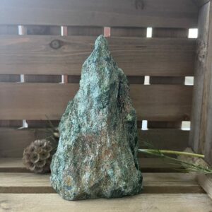 Natuurlijk stuk fuchsiet met heldere groene tinten en glanzende oppervlakken, Ruwe fuchsietsteen die bekend staat om het bevorderen van liefde en harmonie, Fuchsiet kristal met unieke textuur en levendige groene kleur, Energiegevend stuk fuchsiet dat helpt bij emotionele balans en positiviteit, Prachtig fuchsiet mineraal met een speelse, glinsterende uitstraling