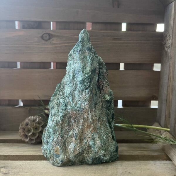 Natuurlijk stuk fuchsiet met heldere groene tinten en glanzende oppervlakken, Ruwe fuchsietsteen die bekend staat om het bevorderen van liefde en harmonie, Fuchsiet kristal met unieke textuur en levendige groene kleur, Energiegevend stuk fuchsiet dat helpt bij emotionele balans en positiviteit, Prachtig fuchsiet mineraal met een speelse, glinsterende uitstraling