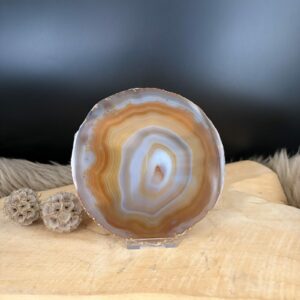 Natuurlijke Agaatschijf No.9 van 163 gram, gepolijst met aardse kleurlagen en patronen, afmeting 13 bij 13 centimeter.