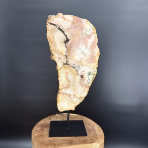 Roze amethist op zwarte standaard van 46 cm hoog