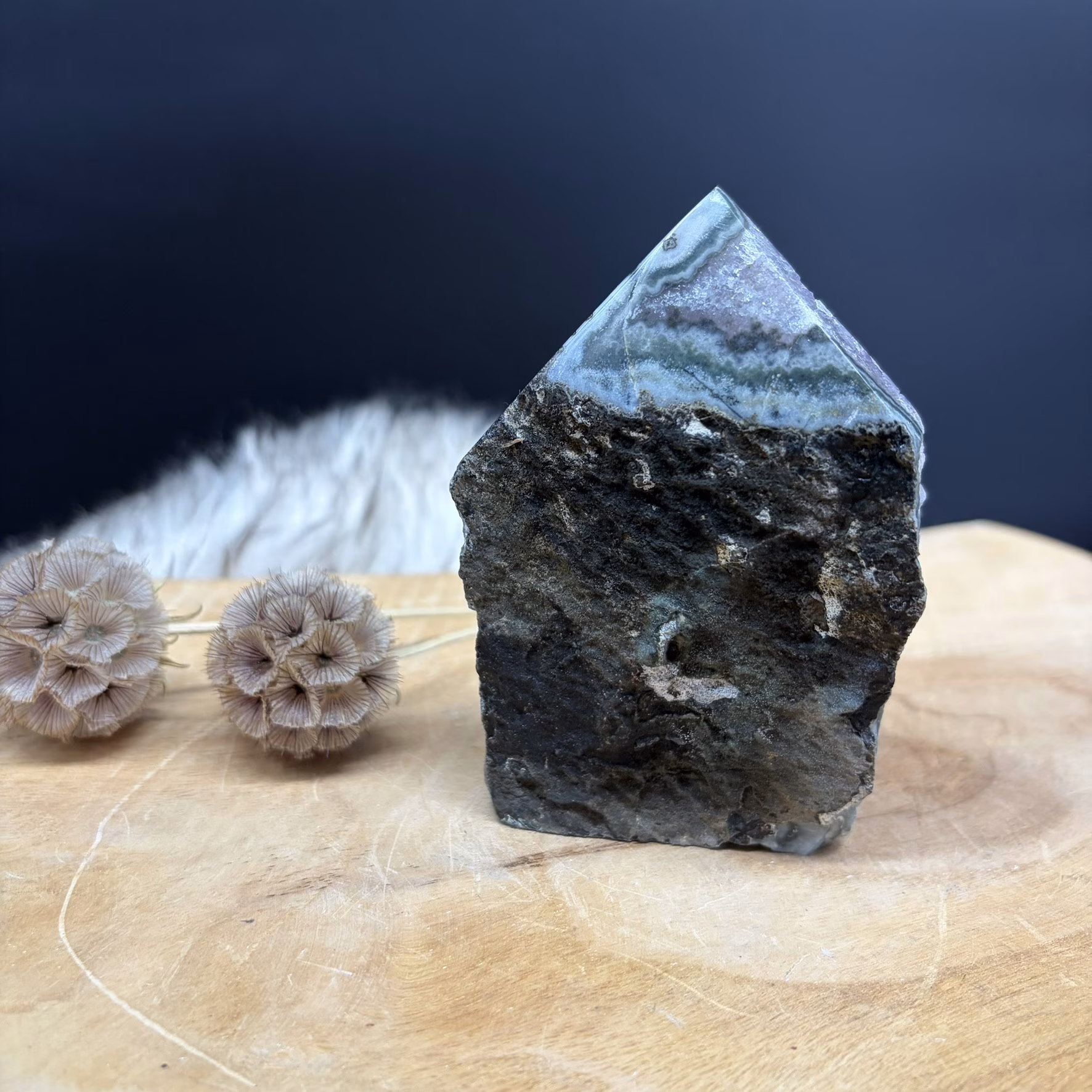 Amethist mineraalstuk met ruwe achterzijde en ruwe kristallen aan de voorkant