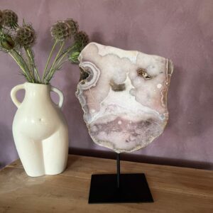 Roze amethist op standaard, Roze amethist op standaard met rustige achtergrond en een vaas met bloemen, Sparkling roze amethist