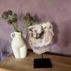 Roze amethist op standaard, Roze amethist op standaard met rustige achtergrond en een vaas met bloemen, Sparkling roze amethist