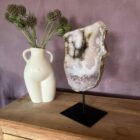 Roze amethist op standaard, Roze amethist op standaard met rustige achtergrond en een vaas met bloemen, Sparkling roze amethist