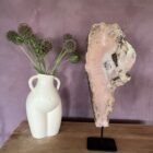 Roze amethist op standaard van 41 cm hoog in een rustig interieur, Pink amethist kristal met zachte glans op metalen standaard, Roze amethist steen met natuurlijke structuur en warme uitstraling, Grote roze amethist op standaard als eyecatcher in woonkamer, Kalmerende roze amethist op standaard met unieke kristalvorm, Roze Amethist op standaard, Pink Amethist On stand Zeldzame roze amethist kristal op standaard, 41 cm hoog Roze amethist edelsteen op standaard voor spirituele rust