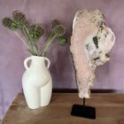 Roze amethist op standaard van 41 cm hoog in een rustig interieur, Pink amethist kristal met zachte glans op metalen standaard, Roze amethist steen met natuurlijke structuur en warme uitstraling, Grote roze amethist op standaard als eyecatcher in woonkamer, Kalmerende roze amethist op standaard met unieke kristalvorm, Roze Amethist op standaard, Pink Amethist On stand Zeldzame roze amethist kristal op standaard, 41 cm hoog Roze amethist edelsteen op standaard voor spirituele rust