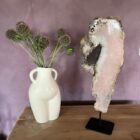 Roze amethist op standaard van 41 cm hoog in een rustig interieur, Pink amethist kristal met zachte glans op metalen standaard, Roze amethist steen met natuurlijke structuur en warme uitstraling, Grote roze amethist op standaard als eyecatcher in woonkamer, Kalmerende roze amethist op standaard met unieke kristalvorm, Roze Amethist op standaard, Pink Amethist On stand Zeldzame roze amethist kristal op standaard, 41 cm hoog Roze amethist edelsteen op standaard voor spirituele rust