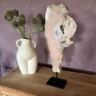 Roze amethist op standaard van 41 cm hoog in een rustig interieur, Pink amethist kristal met zachte glans op metalen standaard, Roze amethist steen met natuurlijke structuur en warme uitstraling, Grote roze amethist op standaard als eyecatcher in woonkamer, Kalmerende roze amethist op standaard met unieke kristalvorm, Roze Amethist op standaard, Pink Amethist On stand Zeldzame roze amethist kristal op standaard, 41 cm hoog Roze amethist edelsteen op standaard voor spirituele rust