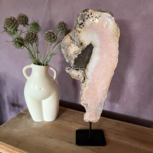 Roze amethist op standaard van 41 cm hoog in een rustig interieur, Pink amethist kristal met zachte glans op metalen standaard, Roze amethist steen met natuurlijke structuur en warme uitstraling, Grote roze amethist op standaard als eyecatcher in woonkamer, Kalmerende roze amethist op standaard met unieke kristalvorm, Roze Amethist op standaard, Pink Amethist On stand Zeldzame roze amethist kristal op standaard, 41 cm hoog Roze amethist edelsteen op standaard voor spirituele rust