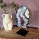 Amethist portaal op standaard, Paarse amethist edelsteen helder en glanzend, Amethist steen met diepe paarse kleur, Amethist kristal voor rust en bescherming, Close-up van amethist met natuurlijke structuur, Amethist steen die intuïtie en balans bevordert, Prachtige paarse amethist voor spiritueel gebruik