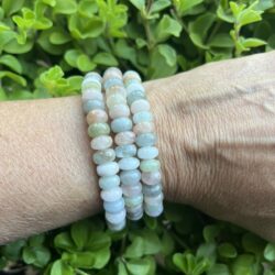 Aquamarijn en Morganiet armband, Elegant gecombineerde armband van aquamarijn en morganiet met zachte pasteltinten, Armband met aquamarijn en morganiet edelstenen voor rust en liefdevolle energie, Luxe handgemaakte armband van aquamarijn en morganiet op elastisch koord, Verfijnde armband met de kalmerende energie van aquamarijn en de hartkracht van morganiet, Zachtgekleurde edelsteenarmband met aquamarijn en morganiet voor een serene uitstraling