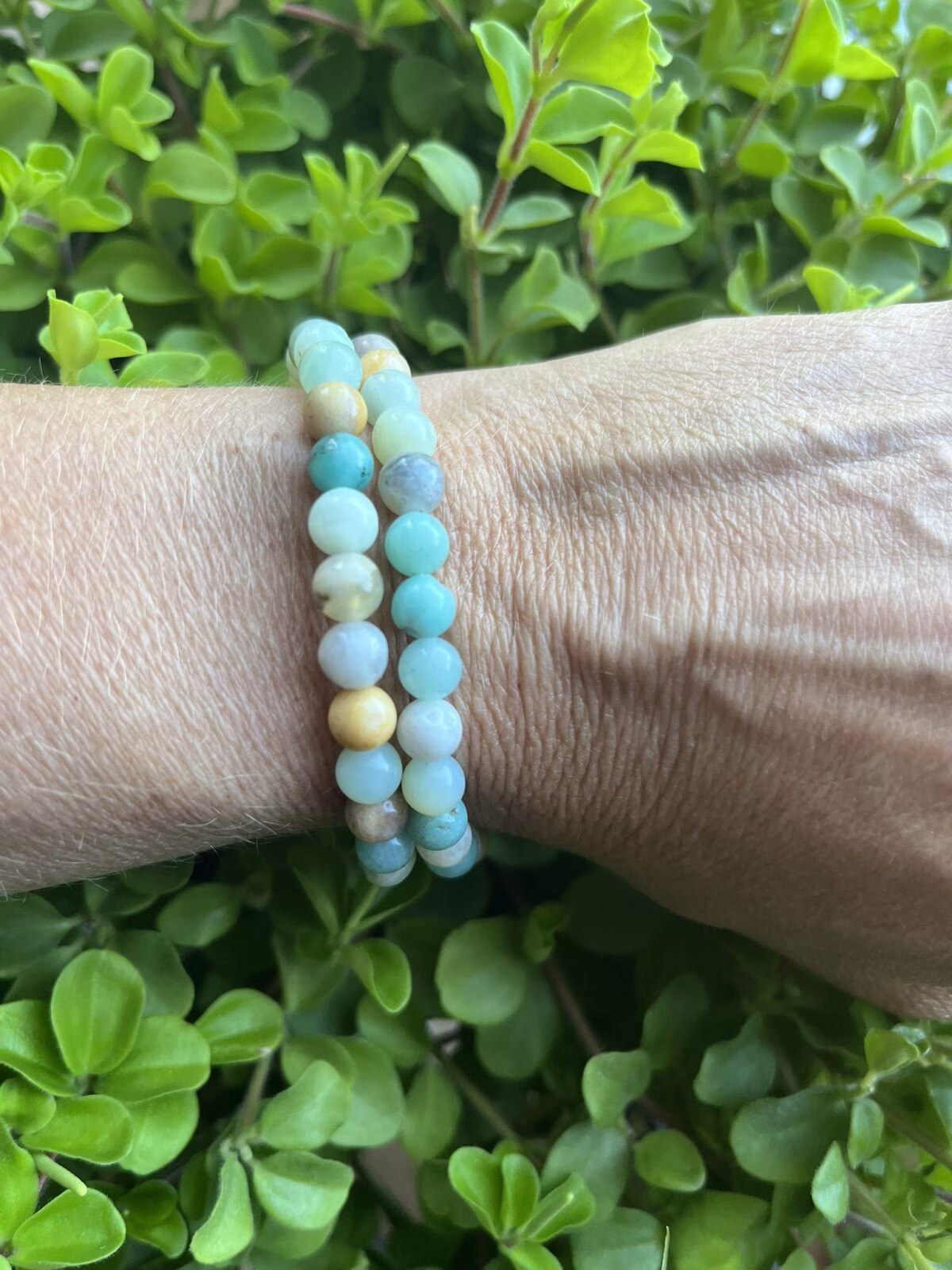 Amazoniet armband met kalmerende blauwgroene tinten en natuurlijke glans, Handgemaakte armband van amazoniet voor balans en innerlijke rust, Elegante amazoniet armband met verfijnde edelstenen en elastisch koord, Stijlvolle armband van amazoniet die helpt bij communicatie en harmonie, Amazoniet edelsteenarmband met een zachte, rustgevende uitstraling