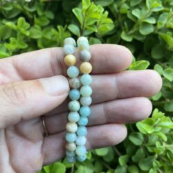 Amazoniet armband met kalmerende blauwgroene tinten en natuurlijke glans, Handgemaakte armband van amazoniet voor balans en innerlijke rust, Elegante amazoniet armband met verfijnde edelstenen en elastisch koord, Stijlvolle armband van amazoniet die helpt bij communicatie en harmonie, Amazoniet edelsteenarmband met een zachte, rustgevende uitstraling