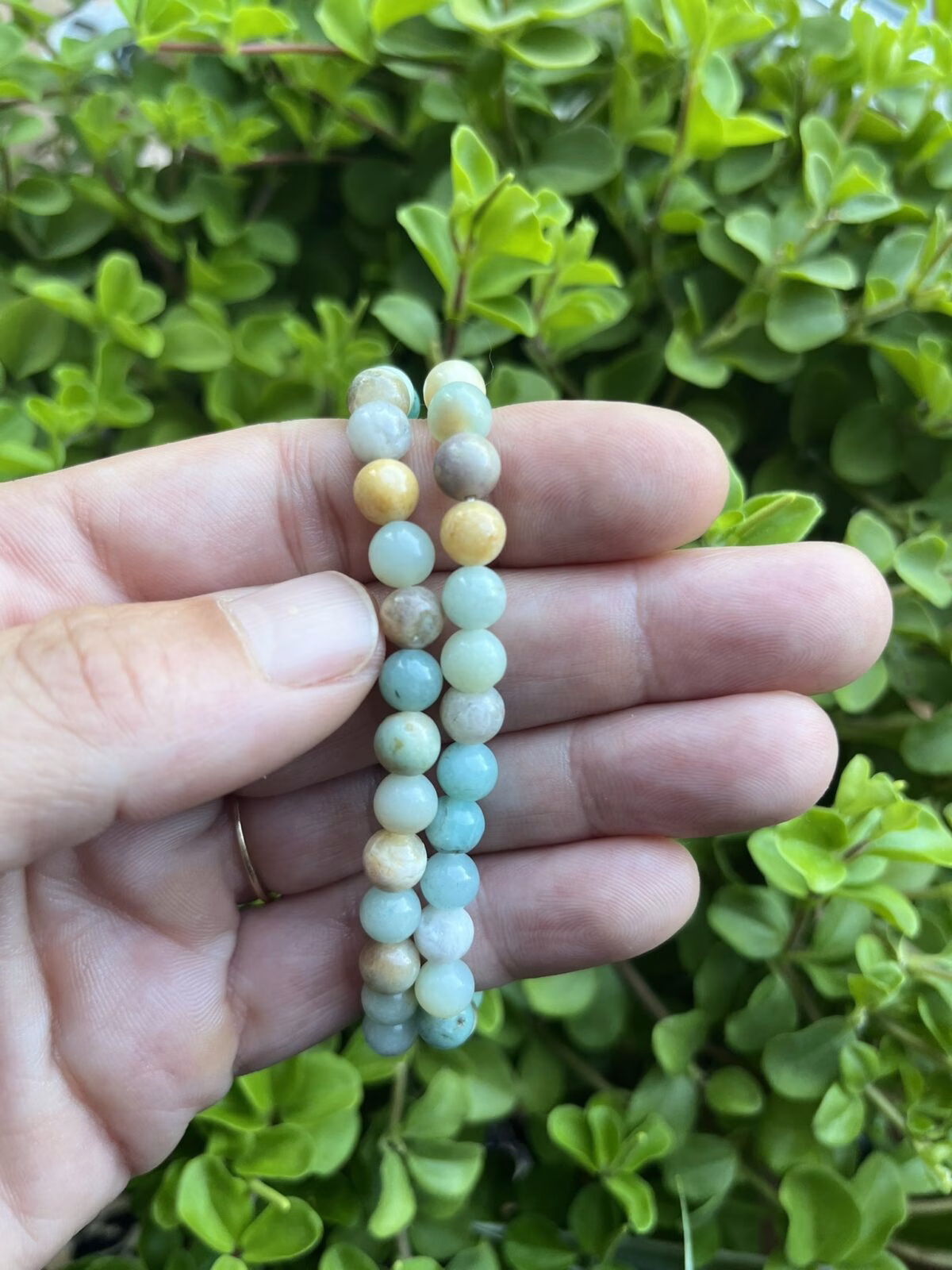 Amazoniet armband met kalmerende blauwgroene tinten en natuurlijke glans, Handgemaakte armband van amazoniet voor balans en innerlijke rust, Elegante amazoniet armband met verfijnde edelstenen en elastisch koord, Stijlvolle armband van amazoniet die helpt bij communicatie en harmonie, Amazoniet edelsteenarmband met een zachte, rustgevende uitstraling