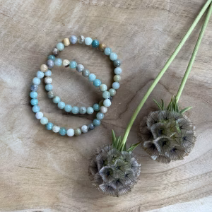 Amazoniet armband met kalmerende blauwgroene tinten en natuurlijke glans, Handgemaakte armband van amazoniet voor balans en innerlijke rust, Elegante amazoniet armband met verfijnde edelstenen en elastisch koord, Stijlvolle armband van amazoniet die helpt bij communicatie en harmonie, Amazoniet edelsteenarmband met een zachte, rustgevende uitstraling