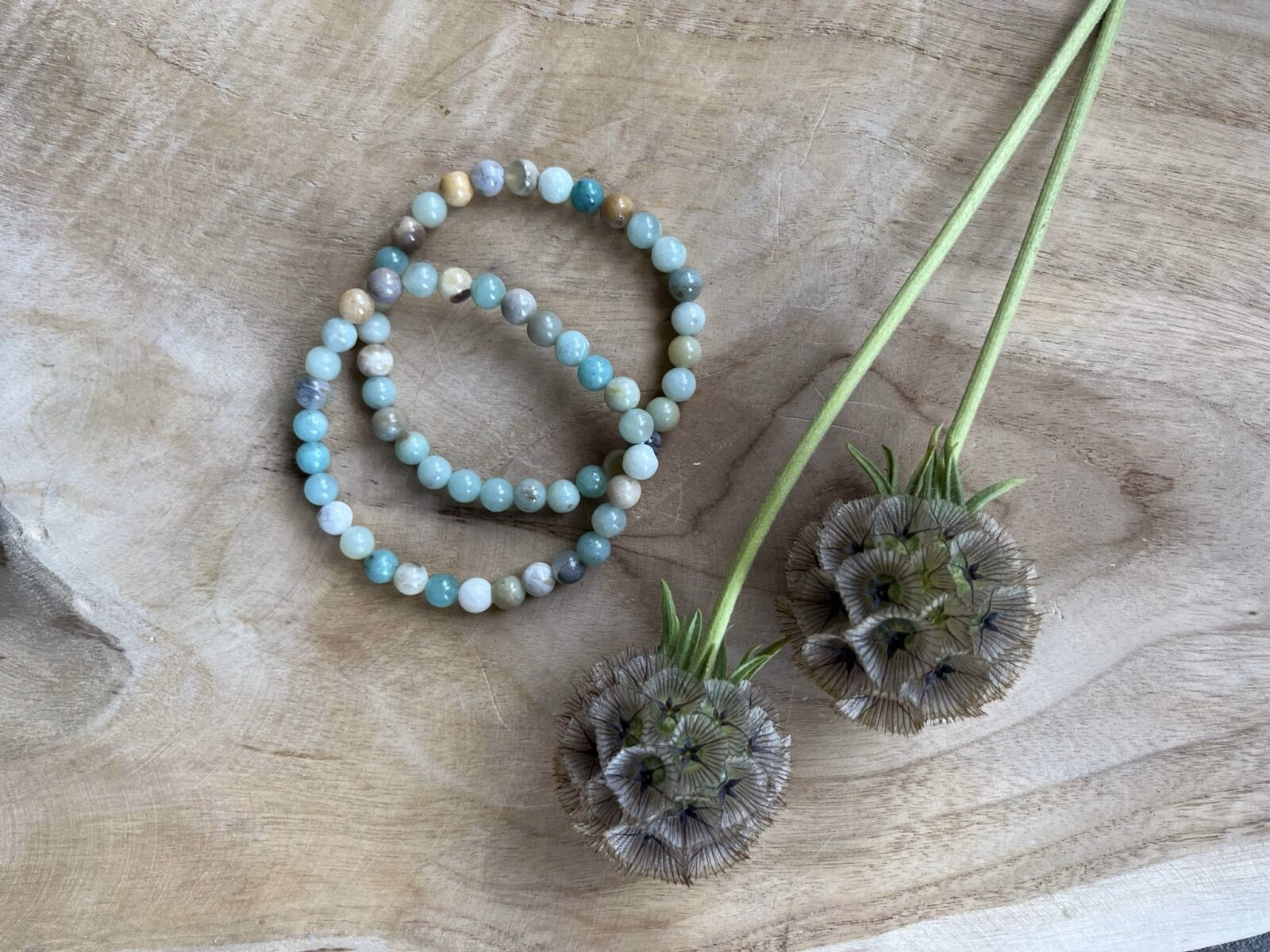 Amazoniet armband met kalmerende blauwgroene tinten en natuurlijke glans, Handgemaakte armband van amazoniet voor balans en innerlijke rust, Elegante amazoniet armband met verfijnde edelstenen en elastisch koord, Stijlvolle armband van amazoniet die helpt bij communicatie en harmonie, Amazoniet edelsteenarmband met een zachte, rustgevende uitstraling