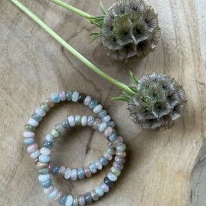 Aquamarijn en Morganiet armband, Elegant gecombineerde armband van aquamarijn en morganiet met zachte pasteltinten, Armband met aquamarijn en morganiet edelstenen voor rust en liefdevolle energie, Luxe handgemaakte armband van aquamarijn en morganiet op elastisch koord, Verfijnde armband met de kalmerende energie van aquamarijn en de hartkracht van morganiet, Zachtgekleurde edelsteenarmband met aquamarijn en morganiet voor een serene uitstraling