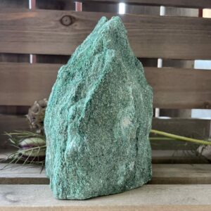 Fuchsiet freeform met glinsterende groene lagen en natuurlijke vorm, Ruwe fuchsiet steen op vlakke basis voor stabiele plaatsing, Helende fuchsiet freeform met zachte, rustgevende energie, Uniek stuk fuchsiet kristal met levendige kleur en sprankeling, Fuchsiet edelsteen als decoratief en energetisch element in je ruimte