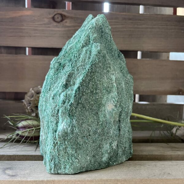 Fuchsiet freeform met glinsterende groene lagen en natuurlijke vorm, Ruwe fuchsiet steen op vlakke basis voor stabiele plaatsing, Helende fuchsiet freeform met zachte, rustgevende energie, Uniek stuk fuchsiet kristal met levendige kleur en sprankeling, Fuchsiet edelsteen als decoratief en energetisch element in je ruimte