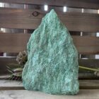 Fuchsiet freeform met glinsterende groene lagen en natuurlijke vorm, Ruwe fuchsiet steen op vlakke basis voor stabiele plaatsing, Helende fuchsiet freeform met zachte, rustgevende energie, Uniek stuk fuchsiet kristal met levendige kleur en sprankeling, Fuchsiet edelsteen als decoratief en energetisch element in je ruimte