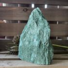 Fuchsiet freeform met glinsterende groene lagen en natuurlijke vorm, Ruwe fuchsiet steen op vlakke basis voor stabiele plaatsing, Helende fuchsiet freeform met zachte, rustgevende energie, Uniek stuk fuchsiet kristal met levendige kleur en sprankeling, Fuchsiet edelsteen als decoratief en energetisch element in je ruimte