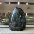 Freeform labradoriet met glanzende en ruwe zijde, Iridescerende labradoriet steen met blauwe en groene schittering, Half gepolijste labradoriet kristal voor spirituele bescherming, Labradoriet freeform met natuurlijke en gepolijste afwerking, Uniek stuk labradoriet met magische kleurreflecties,