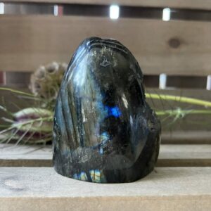 Freeform labradoriet met glanzende en ruwe zijde, Iridescerende labradoriet steen met blauwe en groene schittering, Half gepolijste labradoriet kristal voor spirituele bescherming, Labradoriet freeform met natuurlijke en gepolijste afwerking, Uniek stuk labradoriet met magische kleurreflecties,