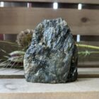Freeform labradoriet met glanzende en ruwe zijde, Iridescerende labradoriet steen met blauwe en groene schittering, Half gepolijste labradoriet kristal voor spirituele bescherming, Labradoriet freeform met natuurlijke en gepolijste afwerking, Uniek stuk labradoriet met magische kleurreflecties,