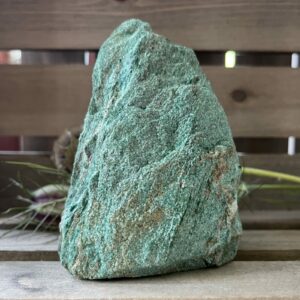 Fuchsiet freeform met glinsterende groene lagen en natuurlijke vorm, Ruwe fuchsiet steen op vlakke basis voor stabiele plaatsing, Helende fuchsiet freeform met zachte, rustgevende energie, Uniek stuk fuchsiet kristal met levendige kleur en sprankeling, Fuchsiet edelsteen als decoratief en energetisch element in je ruimte