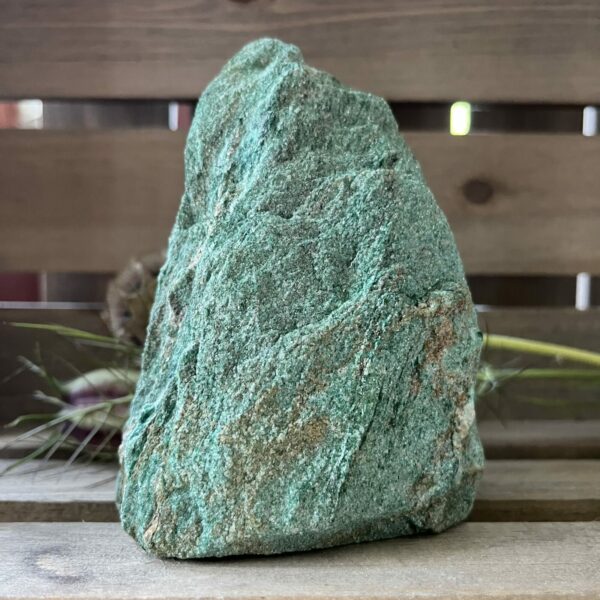 Fuchsiet freeform met glinsterende groene lagen en natuurlijke vorm, Ruwe fuchsiet steen op vlakke basis voor stabiele plaatsing, Helende fuchsiet freeform met zachte, rustgevende energie, Uniek stuk fuchsiet kristal met levendige kleur en sprankeling, Fuchsiet edelsteen als decoratief en energetisch element in je ruimte