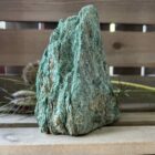Fuchsiet freeform met glinsterende groene lagen en natuurlijke vorm, Ruwe fuchsiet steen op vlakke basis voor stabiele plaatsing, Helende fuchsiet freeform met zachte, rustgevende energie, Uniek stuk fuchsiet kristal met levendige kleur en sprankeling, Fuchsiet edelsteen als decoratief en energetisch element in je ruimte