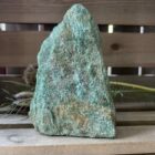 Fuchsiet freeform met glinsterende groene lagen en natuurlijke vorm, Ruwe fuchsiet steen op vlakke basis voor stabiele plaatsing, Helende fuchsiet freeform met zachte, rustgevende energie, Uniek stuk fuchsiet kristal met levendige kleur en sprankeling, Fuchsiet edelsteen als decoratief en energetisch element in je ruimte